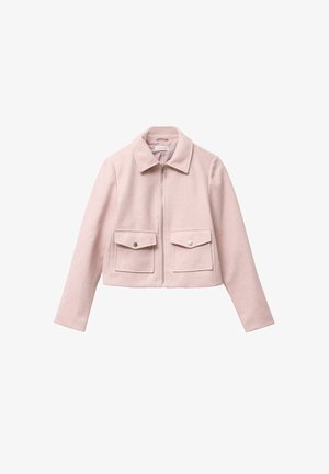 Veste en laine rose raccourcie avec un col, fermeture éclair à l'avant et deux poches latérales. Texture douce et design simple.