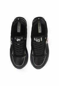 Sneaker nere con un mix di tessuto liscio e dettagli testurizzati, caratterizzati da cuciture bianche, lacci neri e un dettaglio logo metallico.