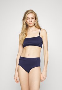 Conjunto de biquíni azul marinho, com textura canelada. O topo tem alças finas e um design quadrado; a parte de baixo é de cintura alta com um acabamento suave.