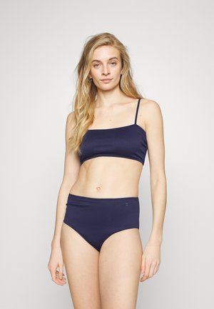 Conjunto de biquíni azul marinho, com textura canelada. O topo tem alças finas e um design quadrado; a parte de baixo é de cintura alta com um acabamento suave.