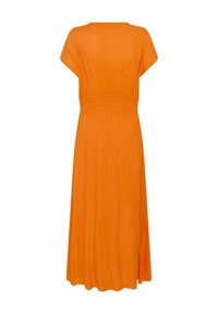 Robe midi orange avec manches courtes, taille cintrée et jupe fluide sur fond blanc.