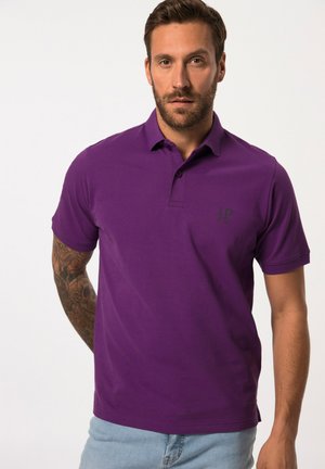 Polo shirt violet en mélange de coton avec patte de boutonnage à deux boutons et logo brodé sur le côté gauche de la poitrine. Manches courtes et coupe décontractée.