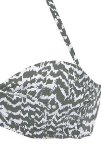 Groene en witte bikini-top met een patroon, verstelbare bandjes, textuurstof en geplooid detail langs de onderrand.