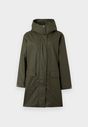 Imperméable vert foncé à capuche avec manches longues, poches à rabat à l'avant, boutons-pression argentés aux poignets et à la fermeture du col, coupe mi-longue.