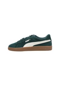 Sneaker verde in suede con striscia laterale bianca, chiusura con lacci e suola in gomma marrone. Presenta un logo impresso sul lato esterno e sulla linguetta.