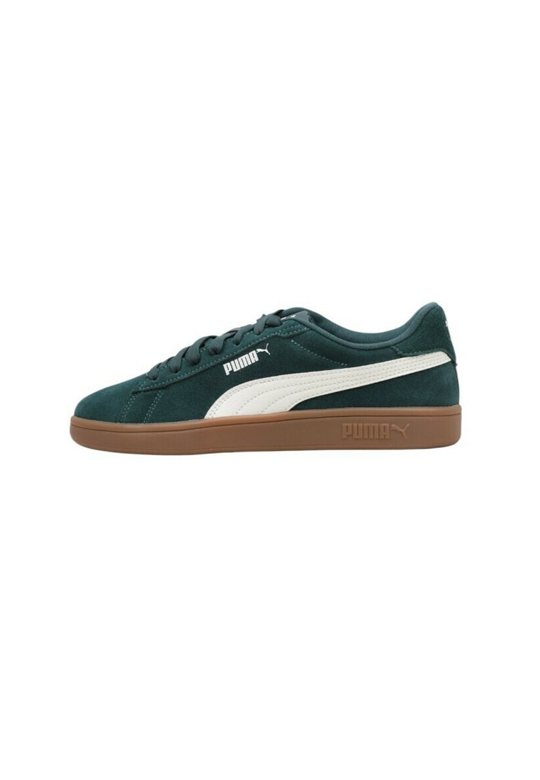 Sneaker verde in suede con striscia laterale bianca, chiusura con lacci e suola in gomma marrone. Presenta un logo impresso sul lato esterno e sulla linguetta.