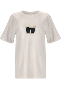 Vit bomulls t-shirt med en grafik av berg i dämpade färger och texten "UTOMHUSENTUSIAST" under designen.