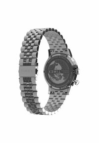 Montre Timex en acier inoxydable avec un bracelet à maillons argenté et un cadran rond noir présentant une gravure de carte du monde et des boutons de chronographe.