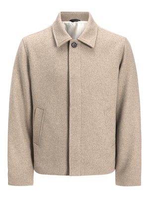 Beige villatakki, jossa on yksi musta nappi kauluksessa, piilotettu etusulku ja viistot sivutaskut, vuorattu kevyellä kankaalla.