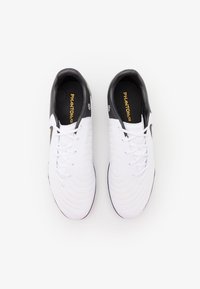 Nike Performance PHANTOM GX 2 ACADEMY IC - Botines de fútbol sala - white/black/metallic gold coin