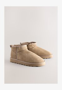 Sélectionné, neutral taupe suede