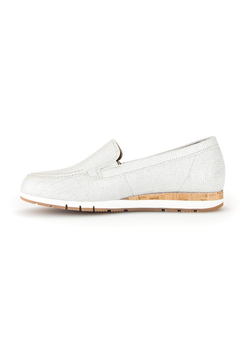 Witte instappers met een gestructureerd oppervlak, een ronde neus en een laag profiel van kurk en witte rubberen zool. Slip-on ontwerp met subtiele details.