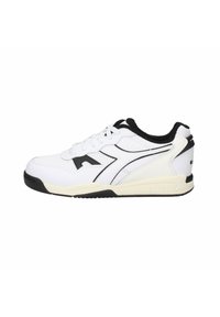 Scarpa sportiva bianca realizzata in pelle e materiali sintetici. Presenta accenti neri, design low-top, suola con texture e chiusura con lacci.