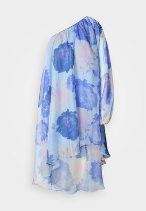 Cvečni enodelni obleki z enim ramenom v svetlo modri barvi z velikimi modrimi cvetovi. Mehka, prozorna tkanina se spušča z večplastnim robom in dolgemu rokavu.