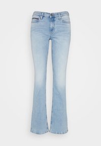 Jeans in denim azzurro chiaro con una leggera svasatura sul fondo, chiusura con bottone frontale e zip, tasche anteriori e posteriori con dettagli sbiaditi.