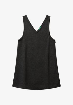 Abito senza maniche di un grigio scuro strutturato con scollatura a V e forma ad A, con un piccolo etichetta di tessuto verde vicino alla scollatura.