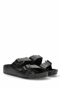 Sandalias negras con dos correas ajustables con hebillas, hechas de material sintético texturizado, y una plantilla contorneada con una suela estampada.