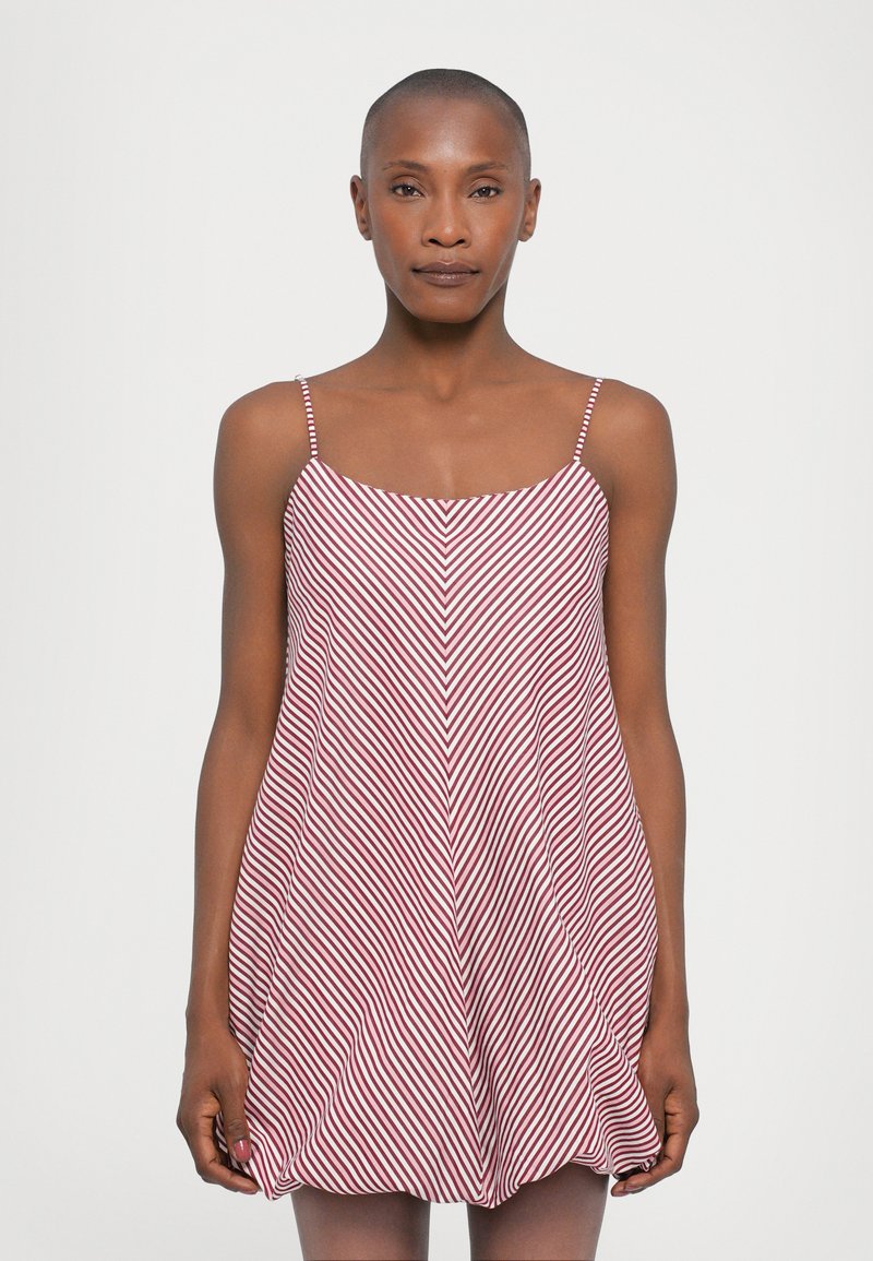 Φόρεμα, σε κόκκινο και λευκό ριγέ σχέδιο, ελαφρύ ύφασμα, σε Α γραμμή, τετράγωνη λαιμόκοψη, λεπτές ρυθμιζόμενες τιράντες και συγκεντρωμένη υφή στο ψαλίδι.
