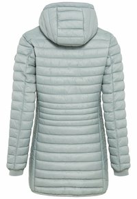 Chaqueta acolchada de color gris claro con costuras horizontales, mangas largas, capucha fija y cintura ajustada, vista desde la parte de atrás.