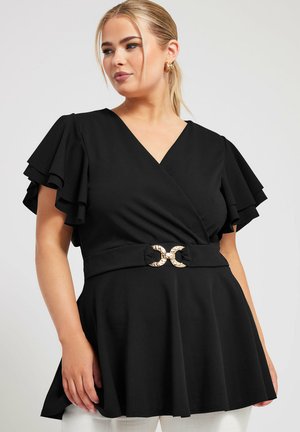 Zwarte wikkeltop met fladdermouwen, cinched taille met een gouden accentgesp, textiel met textuur en een uitlopende zoom.