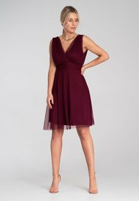 Burgunderfarbenes Kleid mit taillierter Oberteile und V-Ausschnitt, Tüllüberzug, ausgestelltem Rock und ärmellosem Design, abschließend mit einem glatten Bund.