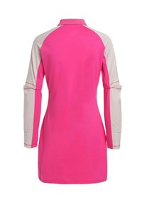 Tunique rose à manches longues avec des manches beige clair et un col, vue de dos sur un fond blanc uni.