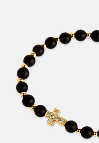 Juodas karoliukų apyrankė su auksiniais akcentais ir dekoratyvine kryžiumi, kuriame yra skaidrūs akmenys centre. Lygus paviršius ir suapvalinta forma.