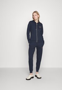 EA7 Emporio Armani SET - Gornji dio trenirke - navy/gold