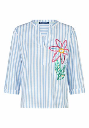 Hellblaue und weiß gestreifte Bluse mit V-Ausschnitt, dreiviertel Ärmeln und lebendiger Blumenstickerei auf der Vorderseite.