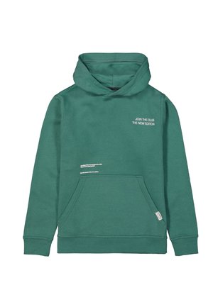 Sudadera verde de algodón con bolsillo canguro, puños acanalados y capucha con cordón. Presenta texto impreso en blanco en el pecho y el bolsillo.