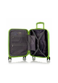 Grünes Hartschalen-Kofferset mit zwei Fächern, Reißverschlusstaschen, Netztrennwänden und vier Rollen. Das Innere verfügt über ein gemustertes graues Futter.