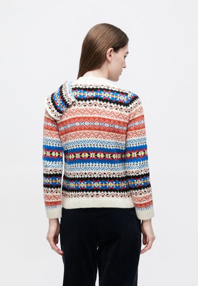 Πλεκτό πουλόβερ με πολύχρωμο γεωμετρικό μοτίβο σε κόκκινο, μπλε, μαύρο και λευκό, με ψηλό λαιμό και μανσέτες με ρίγες.