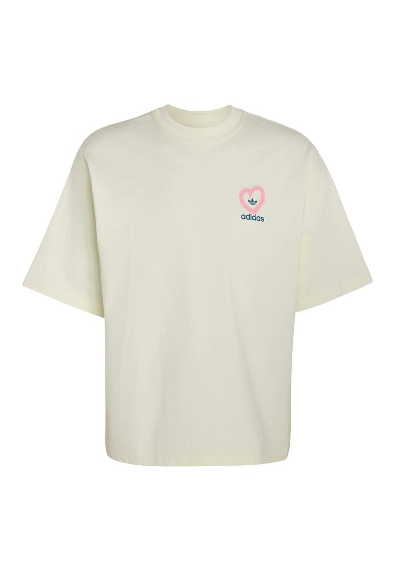 Cremeweißes T-Shirt mit kurzen Ärmeln und Rundhalsausschnitt, mit kleinem Adidas-Logo in einem pinkfarbenen Herzen auf der linken Brustseite.