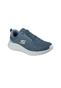 Zapatilla deportiva azul con parte superior de malla, suela blanca y diseño con cordones. Presenta una superficie texturizada y un detalle de logo en el lateral.