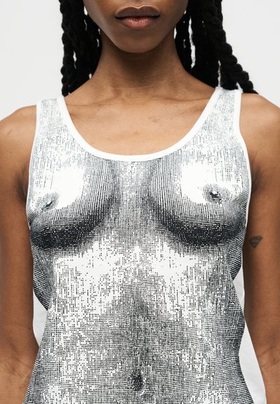 Κοντινό πλάνο ατόμου που φορεί λευκό αμάνικο με ασπρόμαυρο γραφικό τύπωμα γυναικείου κορμού στο εμπρός μέρος.