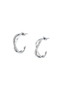 Orecchini a cerchio in tonalità argento con un design intrecciato, accentuati da una fila di gemme chiare lungo un bordo. Finitura liscia e lucida.