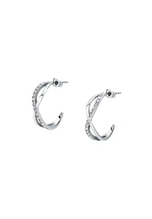 Orecchini a cerchio in tonalità argento con un design intrecciato, accentuati da una fila di gemme chiare lungo un bordo. Finitura liscia e lucida.