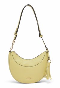 Sac à bandoulière en cuir jaune de forme croissante, avec des finitions noires, une quincaillerie dorée et un détail pompon. Dispose d'une fermeture éclair pour plus de sécurité.