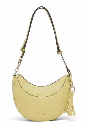 Sac à bandoulière en cuir jaune de forme croissante, avec des finitions noires, une quincaillerie dorée et un détail pompon. Dispose d'une fermeture éclair pour plus de sécurité.