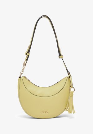 Sac à bandoulière en cuir jaune de forme croissante, avec des finitions noires, une quincaillerie dorée et un détail pompon. Dispose d'une fermeture éclair pour plus de sécurité.