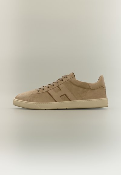 Μπεζ σουέντ αθλητικό χαμηλού ύψους με κορδόνια σε αντίστοιχο χρώμα, ανοιχτή λαστιχένια σόλα και κεντημένο σχέδιο "H" στο πλάι.