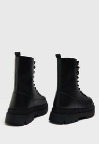 Bershka Stivaletti stringati - black