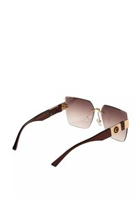 Brązowe gradientowe okulary przeciwsłoneczne z dużymi, geometrycznymi soczewkami. Ciemnobrązowe ramionka wyposażone są w złote akcesoria i szczegóły z logo, podkreślające teksturowany wzór.