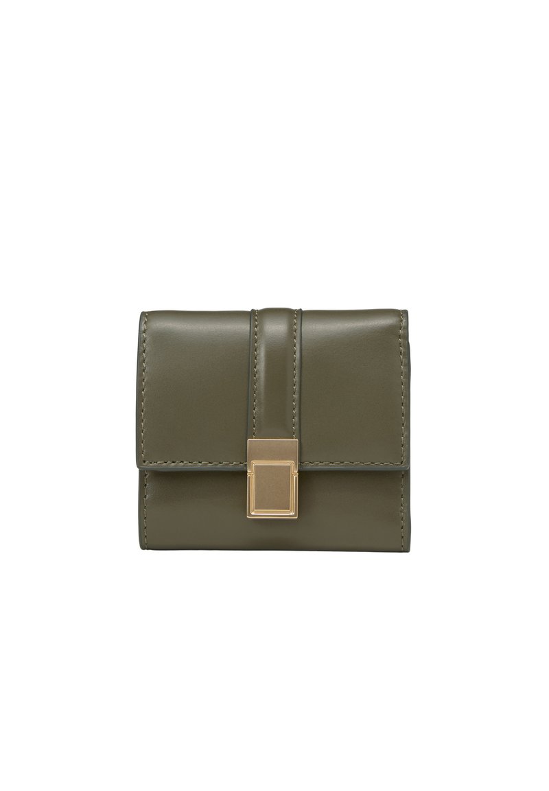 Olivegroene leren portemonnee met een gevouwen ontwerp, voorzien van een gouden rechthoekige sluiting en contrasterende stiksels langs de randen.