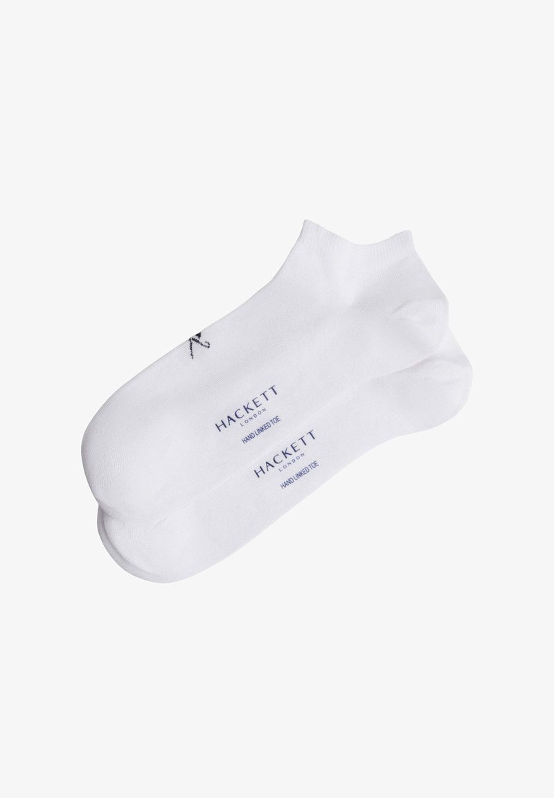 Weiße Knöchelsocken aus weichem Material zeigen ein kleines Logo und Branding-Text in Dunkelblau, die Handwerkskunst und Qualität betonen.