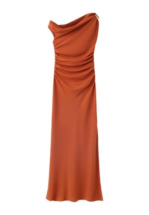 Robe longue asymétrique couleur rouille avec des détails froncés sur le côté et une jupe fluide et lisse.