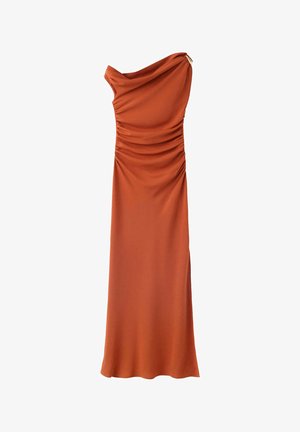 Robe longue asymétrique couleur rouille avec des détails froncés sur le côté et une jupe fluide et lisse.
