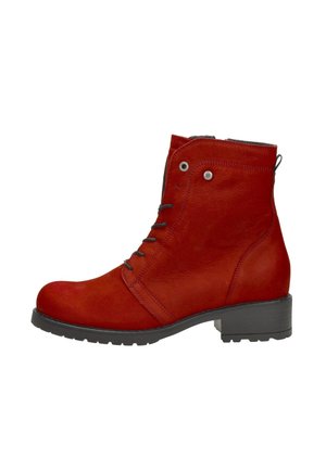 Botte cheville en cuir rouge avec un bout arrondi, lacets à l'avant, coutures décoratives et un talon bloc. Elle comporte une fermeture éclair sur le côté pour un enfilage facile.
