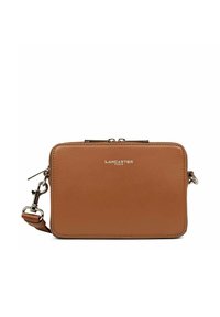 Borsa a tracolla in pelle marrone con forma rettangolare, accessori in argento, logo impresso e tracolla regolabile. Texture liscia e design pulito.