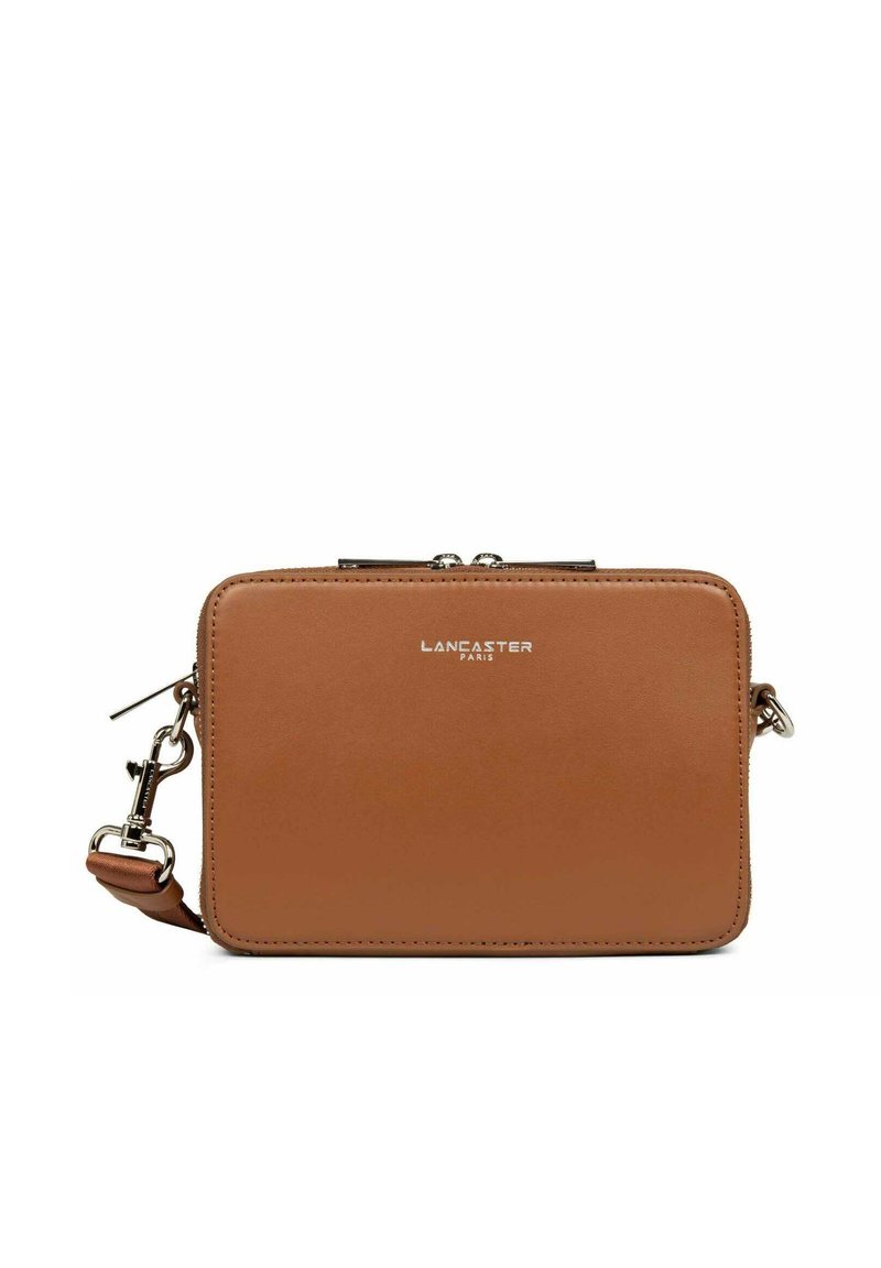 Borsa a tracolla in pelle marrone con forma rettangolare, accessori in argento, logo impresso e tracolla regolabile. Texture liscia e design pulito.